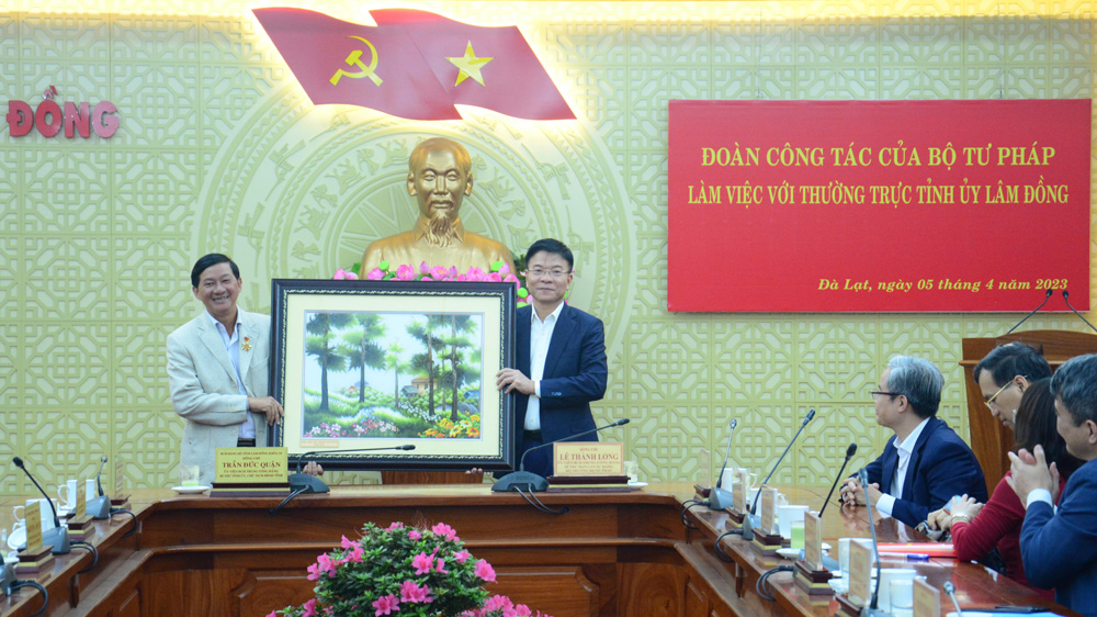 Tỉnh ủy Lâm Đồng tặng quà lưu niệm cho đoàn công tác của Bộ Tư pháp
