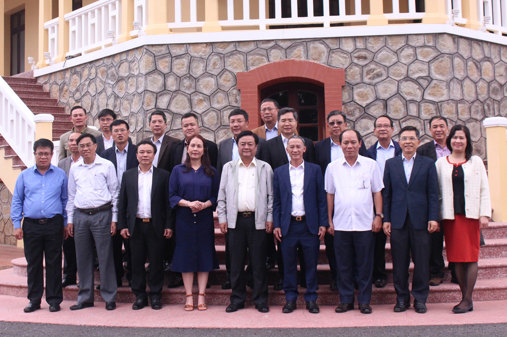 Đoàn công tác của Bộ Nông nghiệp và Phát triển nông thôn và lãnh đạo tỉnh Lâm Đồng chụp ảnh lưu niệm