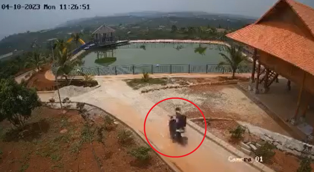 Hình ảnh 2 người đi xe máy bất ngờ lao xuống hồ nước tử vong. Ảnh cắt từ clip