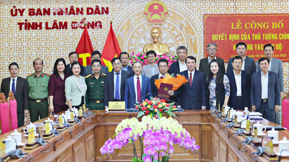 Lãnh đạo UBND tỉnh Lâm Đồng cùng Giám đốc, Thủ trưởng các ban, sở, ngành trong tỉnh chụp hình lưu niệm chúc mừng đồng chí Nguyễn Ngọc Phúc 