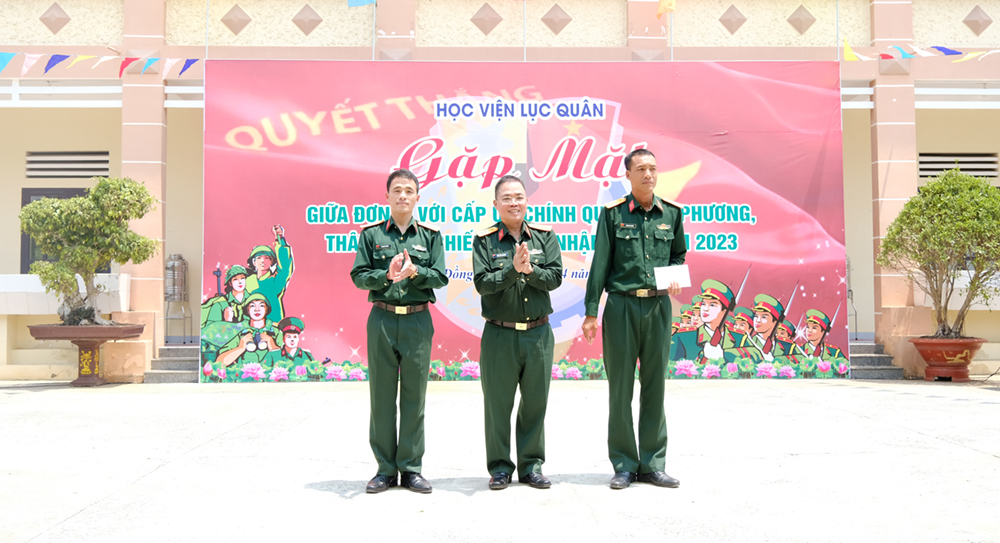 Đại tá Trần Văn Khương – Chính uỷ Bộ Chỉ huy Quân sự tỉnh tặng quà Đại đội huấn luyện chiến sĩ mới