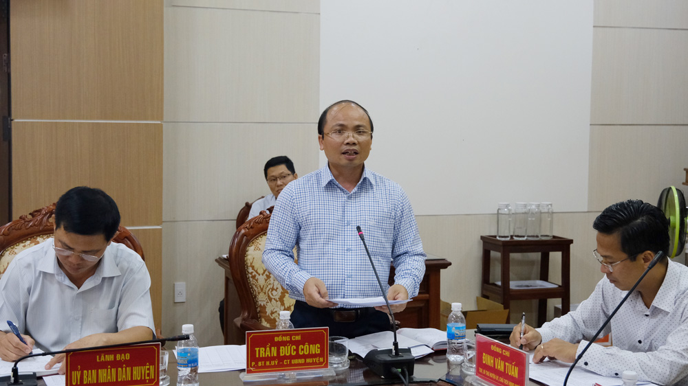 Đồng chí Trần Đức Công - Chủ tịch UBND huyện Di Linh giải trình một số vấn đề tại buổi làm việc