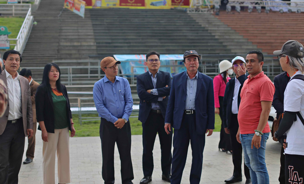 Đồng chí Phạm S - Phó Chủ tịch UBND tỉnh kiểm tra khu vực sân khấu tại Quảng trường Lâm Viên, nơi tổ chức chuỗi sự kiện trọng tâm Tuần lễ Vàng du lịch Đà Lạt 2023