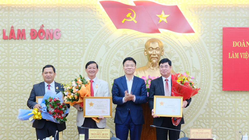 Đồng chí Lê Thành Long trao Kỷ niệm chương Vì sự nghiệp tư pháp cho các đồng chí Trần Đức Quận, Trần Đình Văn và K’Mák