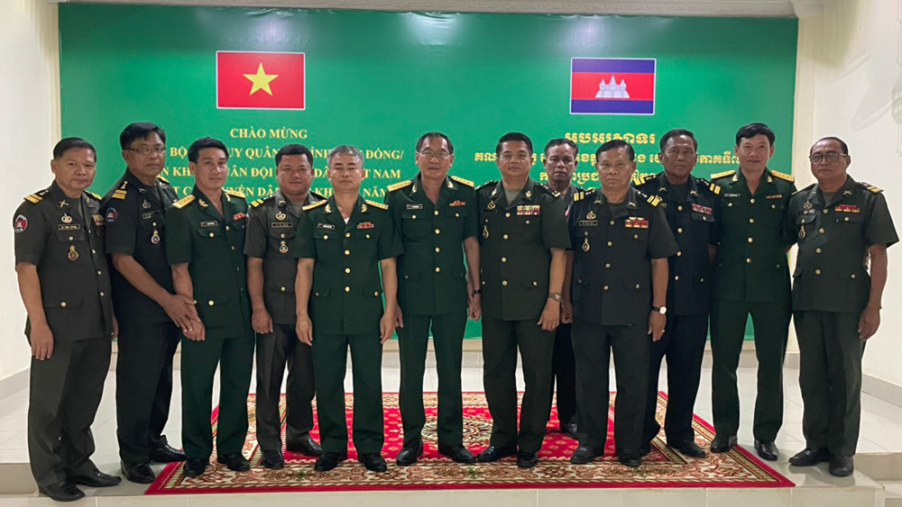 Các đồng chí trong đoàn công tác của Bộ Chỉ huy Quân sự tỉnh Lâm Đồng chụp hình lưu niệm với đại diện chỉ huy Tiểu khu Quân sự tỉnh Siem Reap