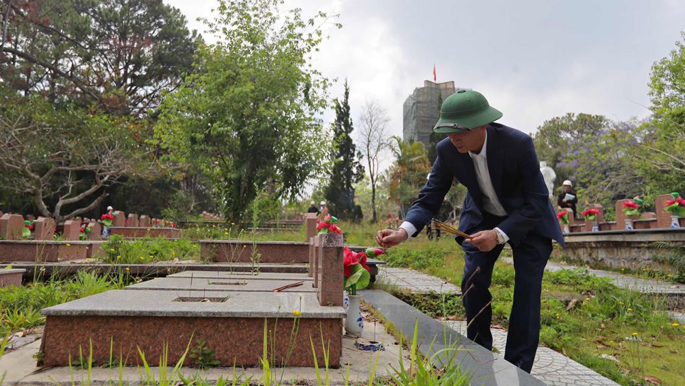 Chủ tịch UBND tỉnh Lâm Đồng Trần Văn Hiệp thắp hương tưởng niệm các anh hùng, liệt sỹ tại buổi kiểm tra dự án cải tạo, nâng cấp Nghĩa trang liệt sỹ TP Đà Lạt