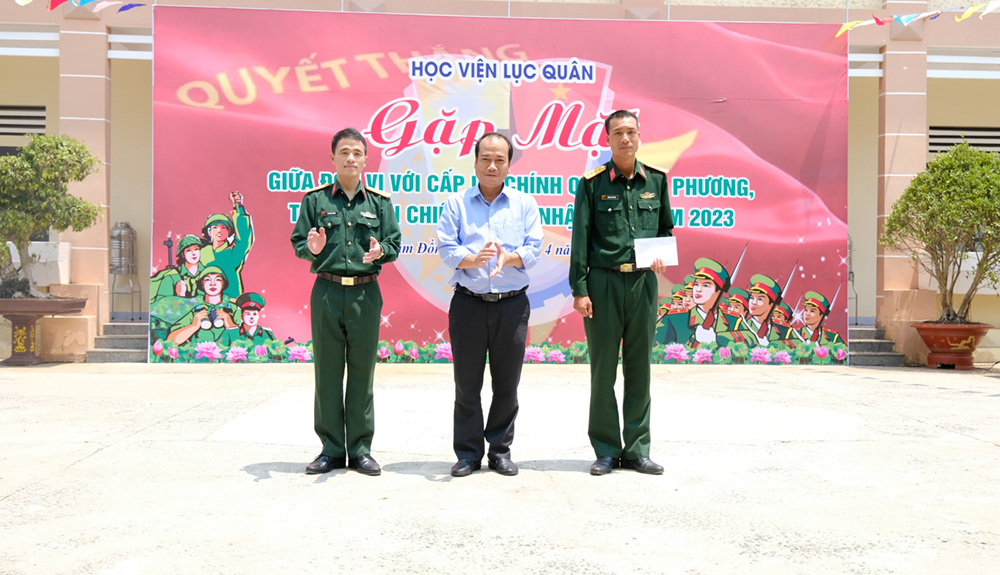 Ông Lê Chí Quang Minh – Phó Chủ tịch UBND huyện Lạc Dương tặng quà cho cán bộ, chiến sĩ