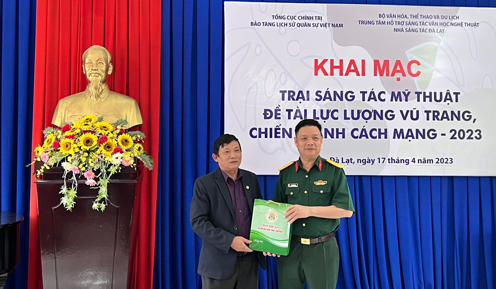 Ông Thanh Dương Hồng – Chủ tịch Hội Văn học Nghệ thuật tỉnh Lâm Đồng tặng các ấn phẩm của Hội  cho đại diện lãnh đạo Bảo tàng Lịch sử Quân sự Việt Nam