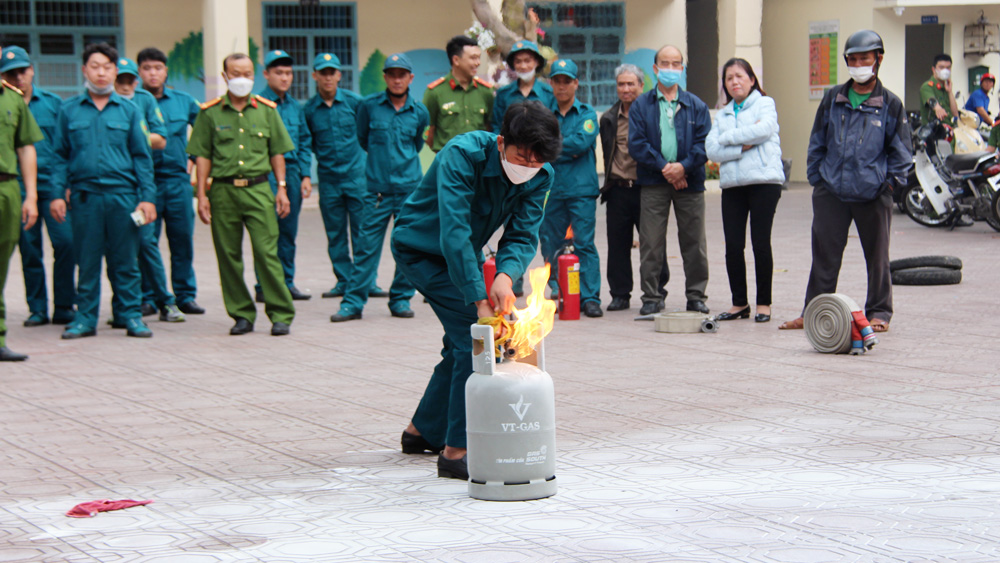 Đà Lạt: Hướng dẫn sử dụng thiết bị chữa cháy cho người dân và dân phòng