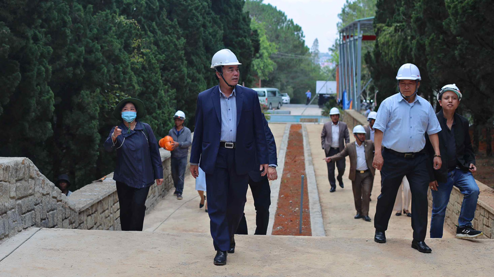 Phó Chủ tịch UBND tỉnh Lâm Đồng Phạm S cùng lãnh đạo, sở ngành, địa phương kiểm tra Dự án nâng cấp, cải tạo Nghĩa trang Liệt sỹ TP Đà Lạt