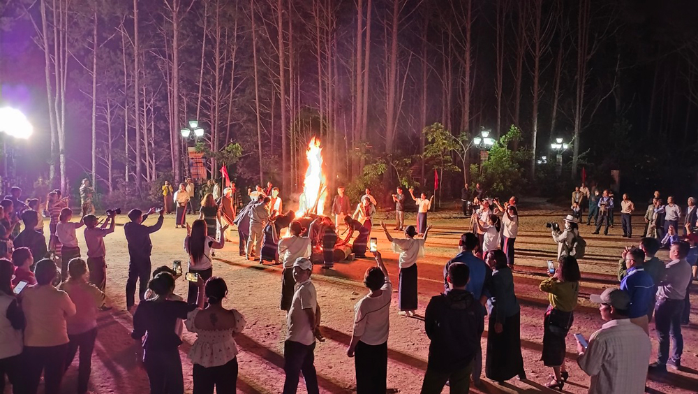 Các nghệ nhân trình diễn cồng chiêng hòa chung với vũ điệu Tamya Ariya quanh lửa trại