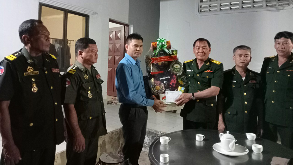 Đoàn công tác của Bộ Chỉ huy Quân sự tỉnh Lâm Đồng thăm Đội tìm kiếm, quy tập mộ liệt sĩ quân tình nguyện Việt Nam hi sinh tại chiến trường Campuchia K71