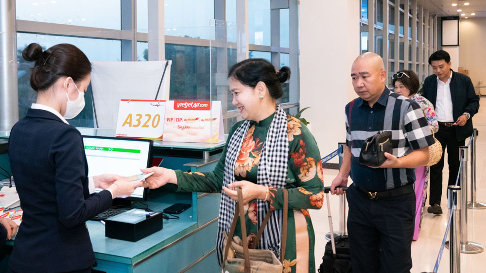 Hành khách trên chuyến bay khai trương hào hứng trước hành trình Cần Thơ - Vân Đồn (Quảng Ninh)