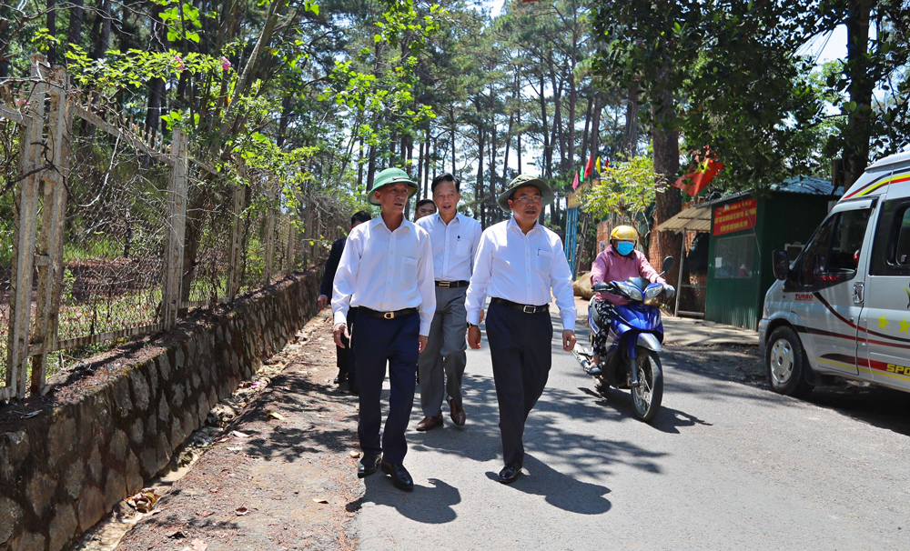 Chủ tịch UBND tỉnh Trần Văn Hiệp cùng lãnh đạo các sở, ngành, địa phương nghiên cứu, khảo sát để nâng cấp, mở rộng tuyến Khởi Nghĩa Bắc Sơn 