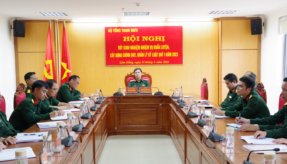 Đại tá Nguyễn Bình Sơn – Chỉ huy trưởng Bộ CHQS tỉnh chủ trì hội nghị tại điểm cầu Bộ CHQS tỉnh Lâm Đồng