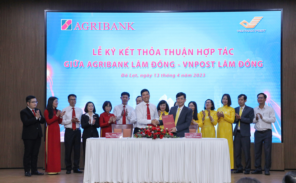 Lãnh đạo Agribank chi nhánh Lâm Đồng và lãnh đạo VN Post Lâm Đồng trao biên bản ký kết hợp tác