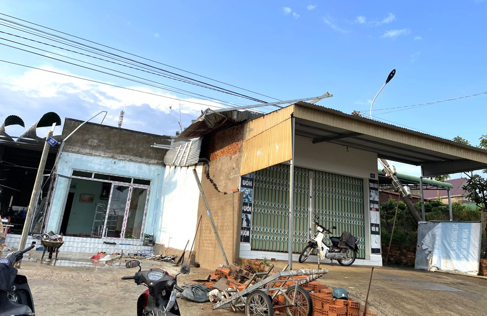 Lốc xoáy cuốn bay mái nhà dân tại xã Tân Lạc