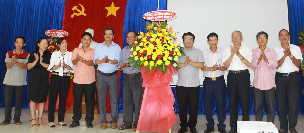 Lãnh đạo huyện Đạ Huoai tặng hoa chúc mừng 77 năm ngày thành lập HTX Việt Nam
