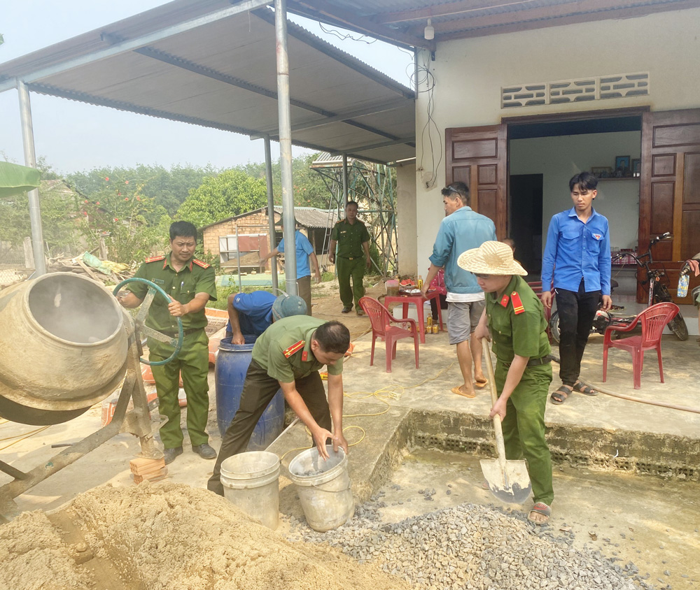 Công an huyện Cát Tiên xây dựng mô hình sinh kế cho gia đình chị Triệu Thị Huế