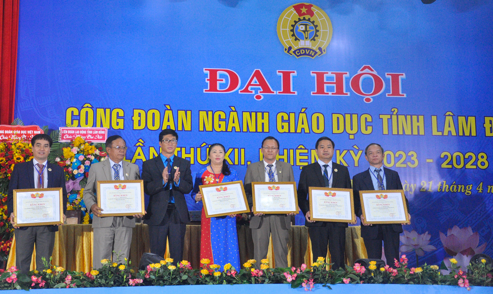 Các cá nhân của Công đoàn ngành Giáo dục được nhận bằng khen của LĐLĐ tỉnh Lâm Đồng