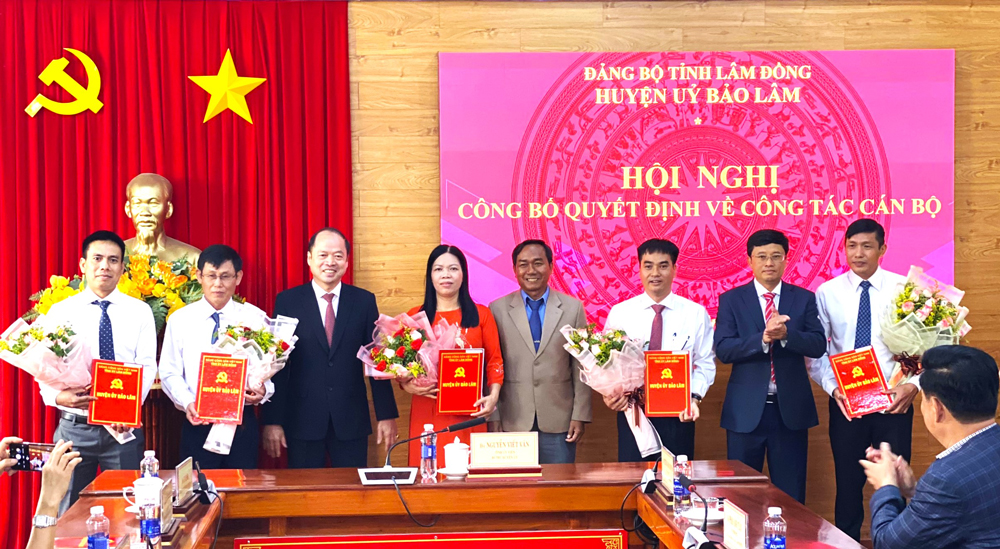 Lãnh đạo huyện Bảo Lâm trao quyết định và tặng hoa chúc mừng các cán bộ, quản lý được luân chuyển, bổ nhiệm