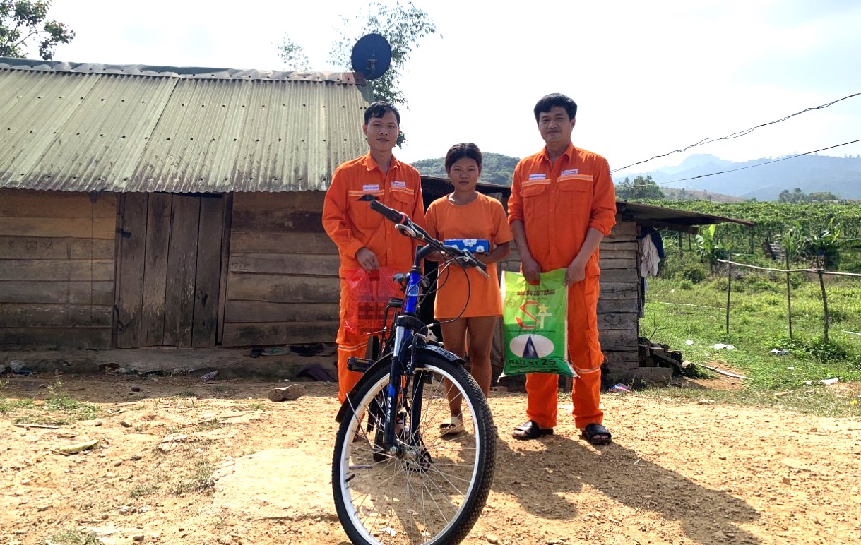 Tuổi trẻ Công ty Thủy điện Đồng Nai trao tặng xe đạp và quà cho các em học sinh khó khăn
