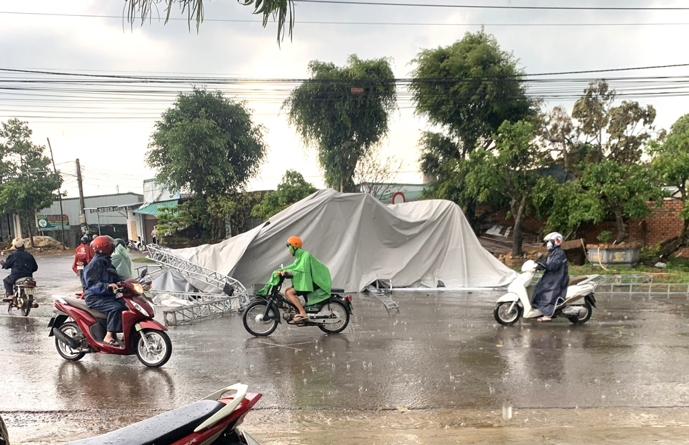 Hệ thống nhà tiền chế tại Tổ dân phố 15 (phường Lộc Phát) bị lốc xoáy cuốn bay xuống đường