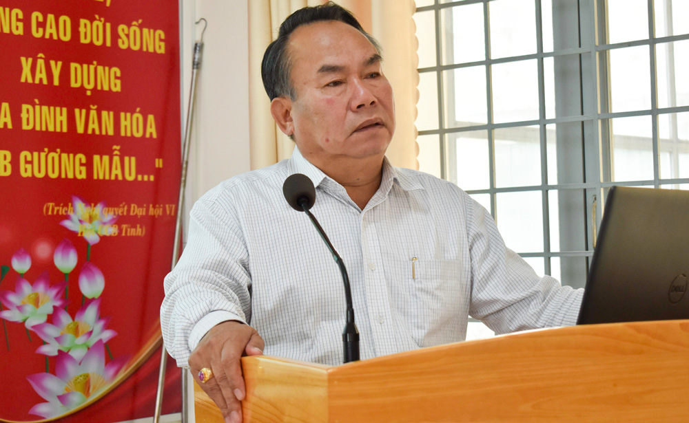 Đại tá Dương Công Hiệp - Phó Chủ tịch Hội CCB tỉnh phát biểu chỉ đạo tại hội nghị