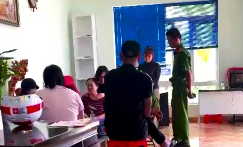 Công an huyện Di Linh tới nhà làm việc với bà Phạm Thị Hoa và đảm bảo an ninh trật tự đề phòng người dân bức xú