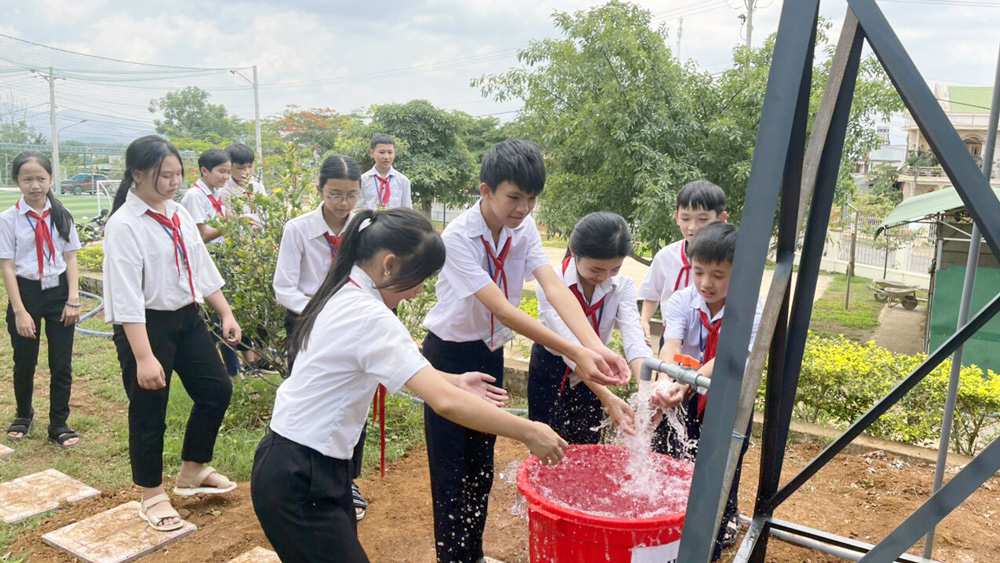 Khánh thành giếng khoan nước sạch cho phụ huynh, học sinh nghèo