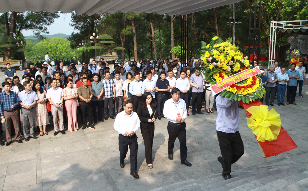 Đại biểu tham dự Hội thảo báo Đảng các tỉnh, thành phố khu vực miền Trung và Tây Nguyên thành kính dâng hoa tại Nghĩa trang liệt sĩ Quốc gia Trường Sơn