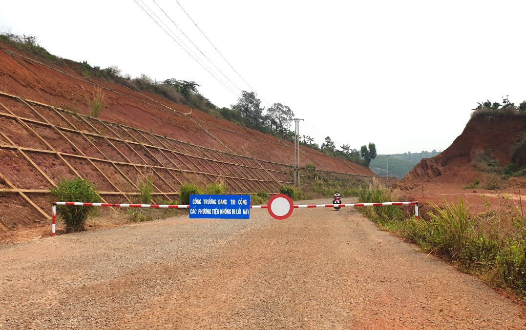 Rào chắn được dựng tại đầu cầu Âu Cơ thuộc khu Công nghiệp Lộc Sơn để cấm các phương tiện lưu thông qua lại vào đường tránh