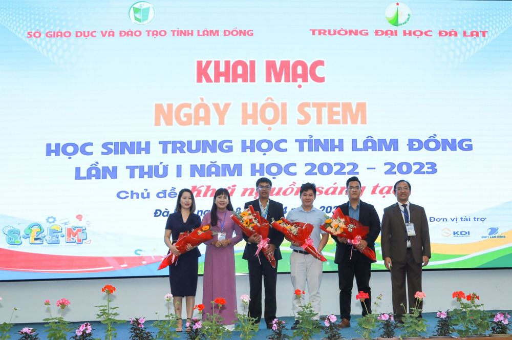 Bà Phạm Thị Hồng Hải - Giám đốc Sở GD&ĐT trao quà lưu niệm cho các đơn vị tài trợ