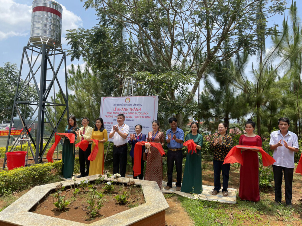 Khánh thành công trình giếng khoan phục vụ nước sạch cho thầy và trò trường THCS Hòa Trung (huyện Di Linh)