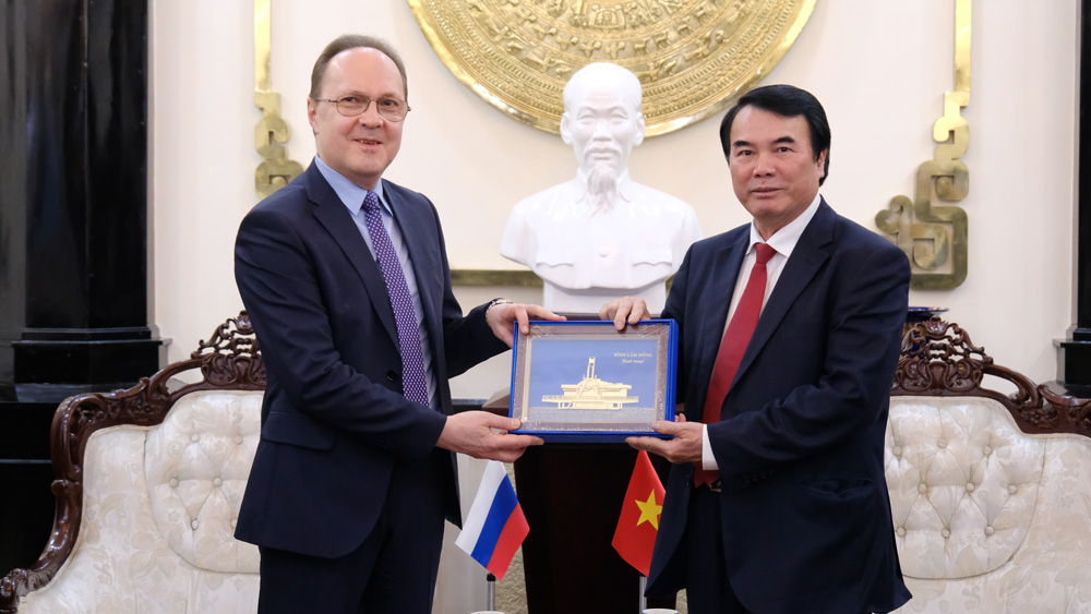 Đồng chí Phạm S tặng quà và cảm ơn sự quan tâm của Đại sứ quán Liên Bang Nga tại Việt Nam