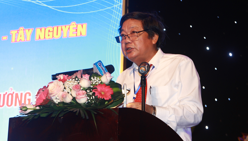 Tổng Biên tập Báo Quảng Trị Trương Đức Minh Tứ phát biểu đề dẫn hội thảo