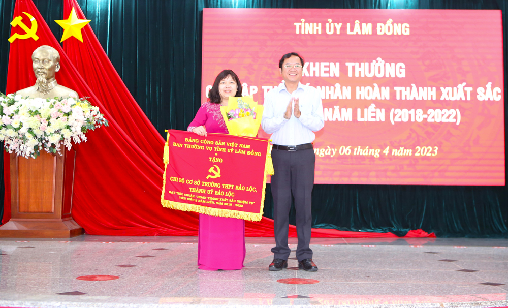 Trao tặng Cờ thi đua của Ban Thường vụ Tỉnh ủy cho Chi bộ trường THPT Bảo Lộc