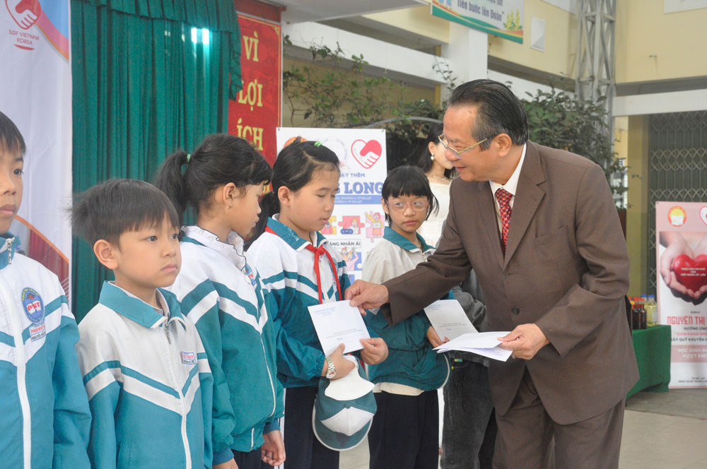 Chủ tịch Hội Khuyến học tỉnh trao học bổng cho các em học sinh nghèo, các em học sinh khuyết tật