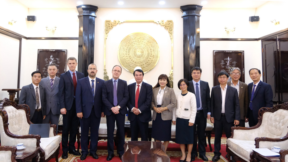 Đoàn công tác của Đại sứ quán Liên Bang Nga tại Việt Nam chụp hình lưu niệm với lãnh đạo tỉnh