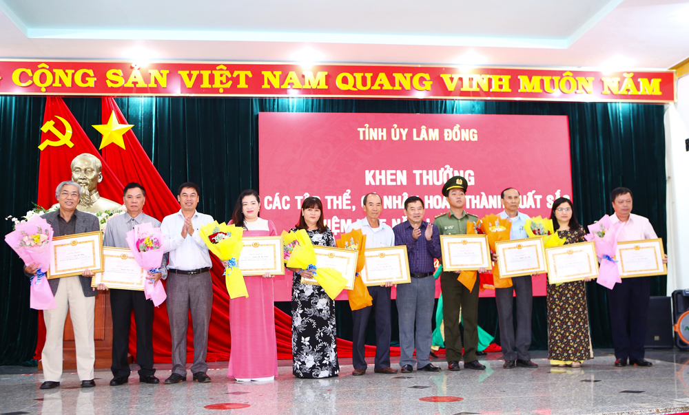 Các đảng viên nhận Bằng khen của Ban Thường vụ Tỉnh ủy Lâm Đồng
