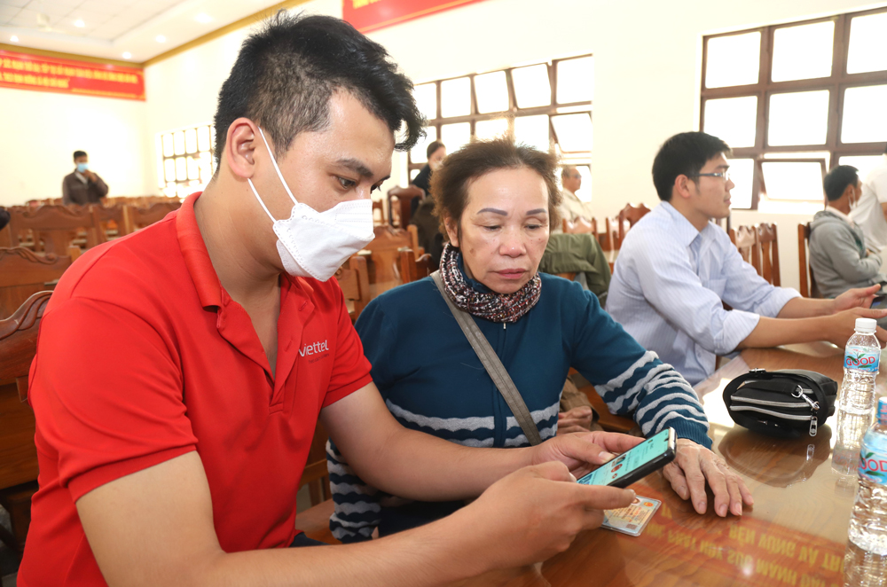 Nhân viên Viettel Chi nhánh Bảo Lộc hỗ trợ người khuyết tật cài đặt các app hưởng ứng chuyển đổi số