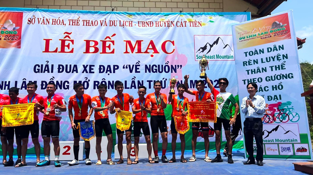 Ban tổ chức trao giải nhất và cúp vô địch cho đội Thủy lực Gia Khang - Bình Phước 1