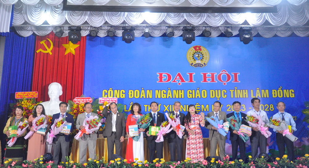 Bà Phạm Thị Hồng Hải - Giám đốc Sở Giáo dục và Đào tạo Lâm Đồng tặng hoa và quà lưu niệm cho các đồng chí trong Ban Chấp hành khóa XI