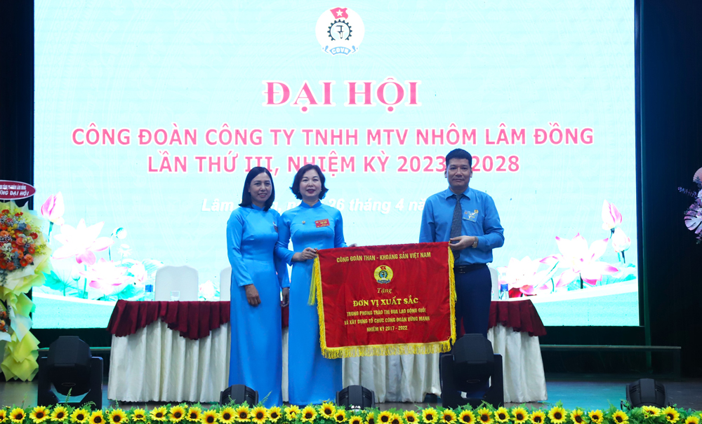 Công đoàn Công ty Nhôm Lâm Đồng nhận cờ thi đua xuất sắc do Công đoàn Than – Khoáng sản Việt Nam trao tặng