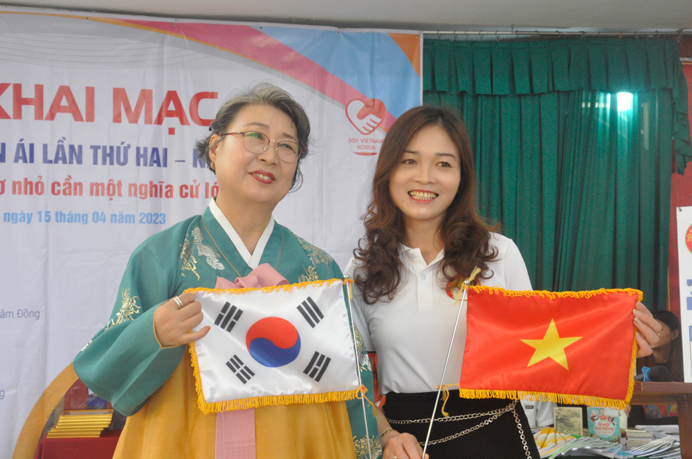 Trung tâm “Ngôi nhà yêu thương và chia sẻ” của Hàn Quốc trong những năm vừa qua đã có nhiều hoạt động giúp đỡ trẻ em khuyết tật tại Việt Nam, trong đó có các em học sinh ở TP Đà Lạt