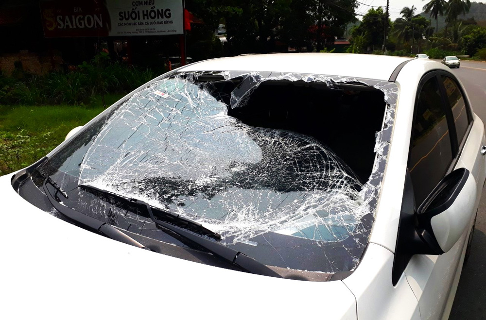 Xe ô tô của ông Vương bị Trường đập vỡ toàn bộ kính chắn gió phía trước