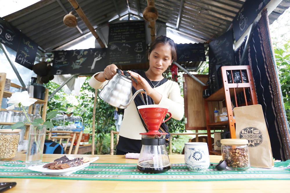 Rolan - cô gái KHo ở huyện Lạc Dương là một trong những người tiên phong phát triển cà phê đặc sản