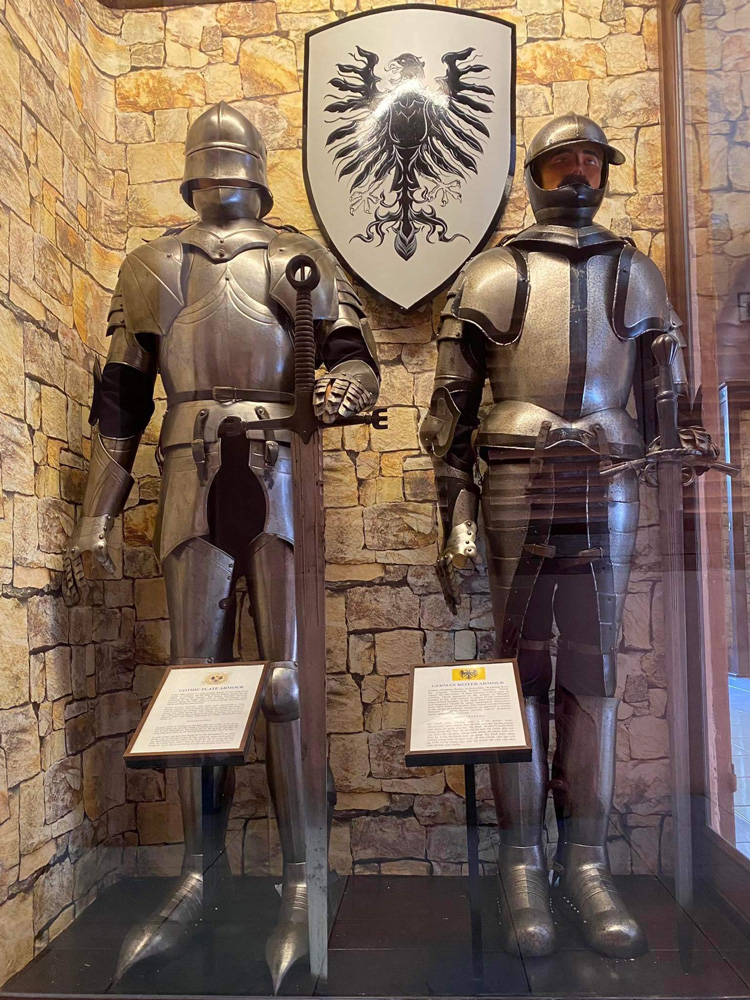 Bộ áo giáp Gothic bằng thép được làm ở Đức và Đế chế La Mã vào thế kỷ 15 sử dụng rộng rãi ở châu Âu