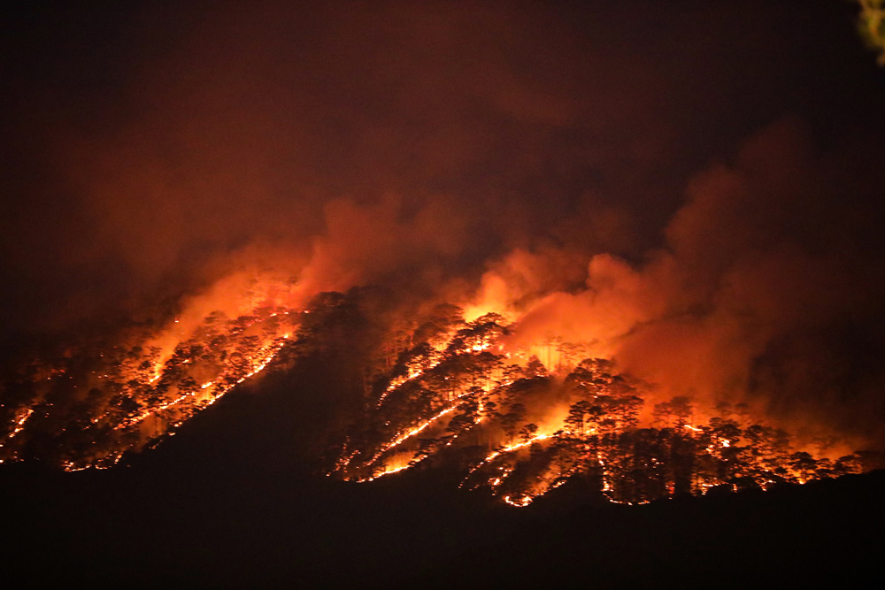 Đến 6 giờ 50 phút tối ngày 7/4, cánh rừng vẫn bốc cháy đỏ rực, khói nghi ngút