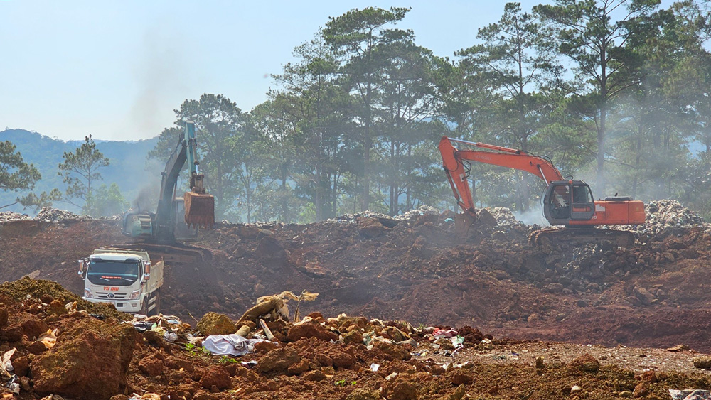 Rầm rộ đào múc, vận chuyển đất từ Bãi rác Bảo Lâm